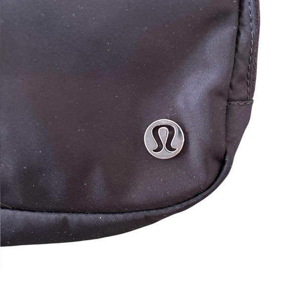 Lululemon Everywhere Belt Bag - Picture 3 of 7